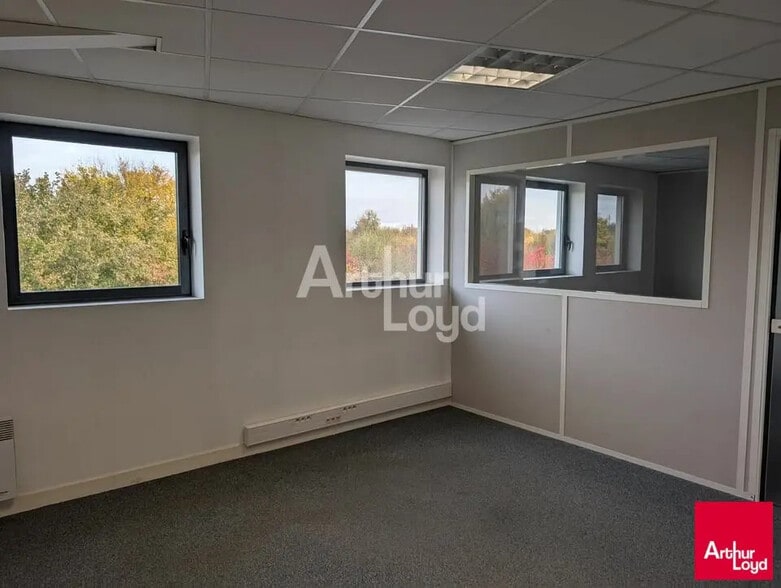 Local d’activités dans Chartres-de-Bretagne à louer - Photo de l’immeuble – Image 3 sur 8