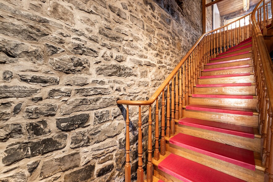 431-433 Pl Jacques-Cartier, Montréal, QC à louer - Photo de l’immeuble – Image 3 sur 17