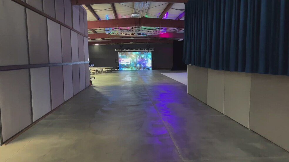 137 S Trade Center Way, Cumberland, IN à vendre - Vidéo sur l’annonce professionnelle – Image 2 sur 6