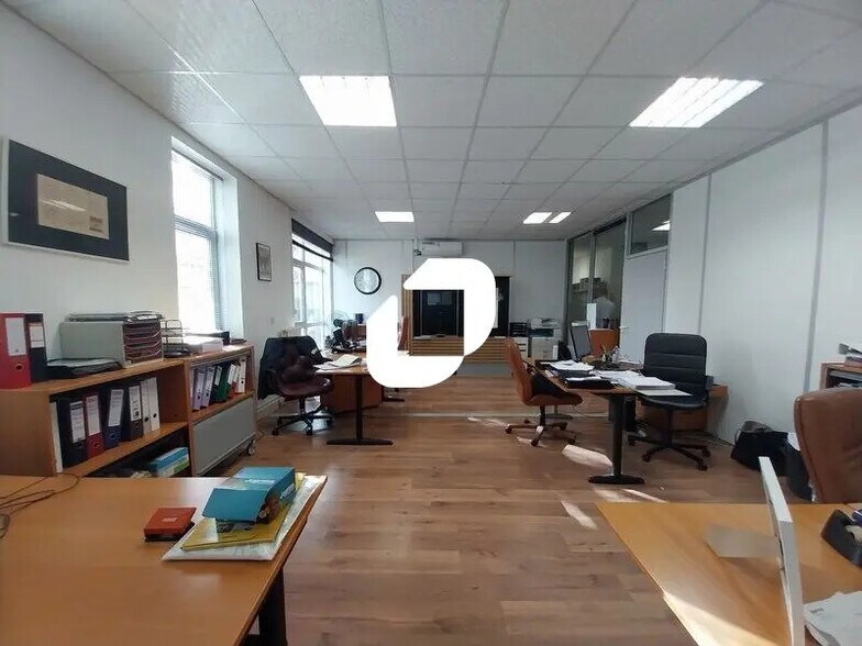 Local d’activités dans Voisins-le-Bretonneux à louer - Photo de l’immeuble – Image 3 sur 6