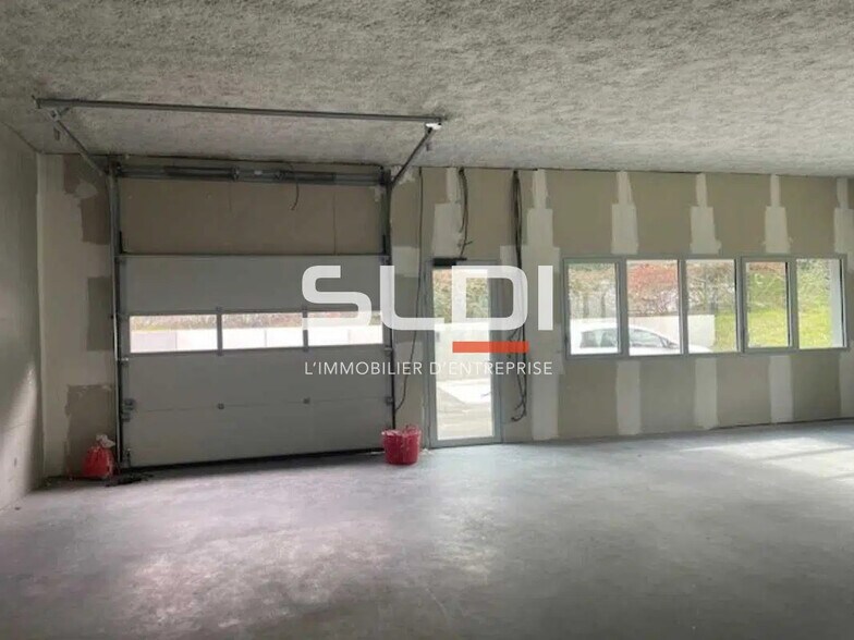 Local d'activités dans Lissieu à vendre - Photo de l’immeuble – Image 3 sur 7