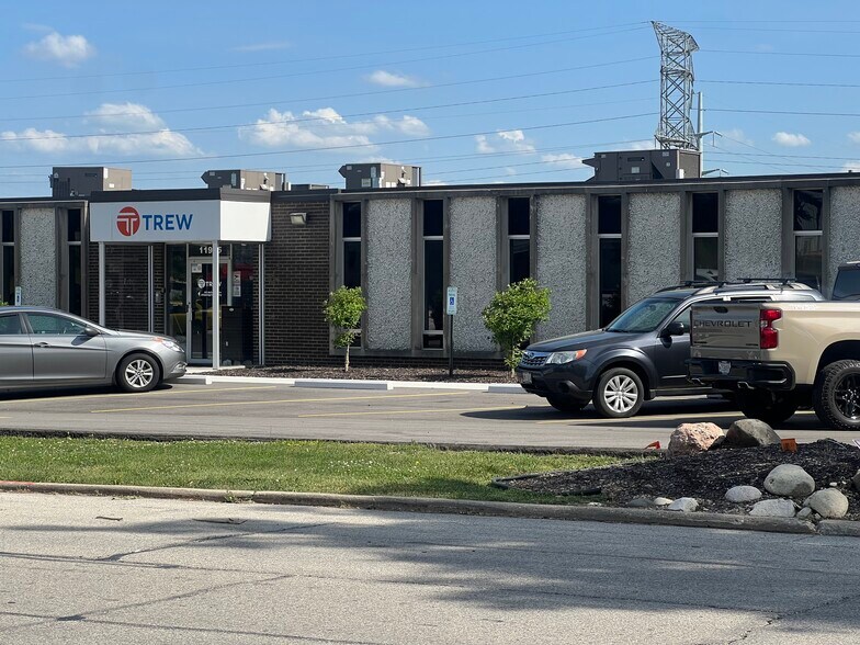 11925 W Carmen Ave, Milwaukee, WI à louer - Photo de l’immeuble – Image 1 sur 34