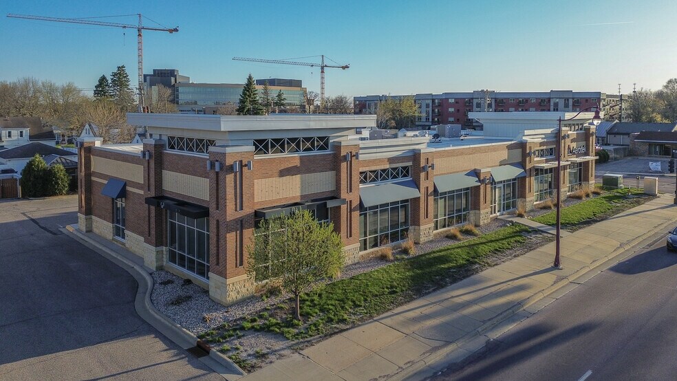 921 Madison Ave, Mankato, MN à louer - Photo de l’immeuble – Image 1 sur 9