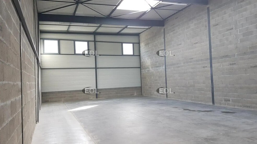 Local d’activités dans Saint-Priest à louer - Photo intérieure – Image 3 sur 7