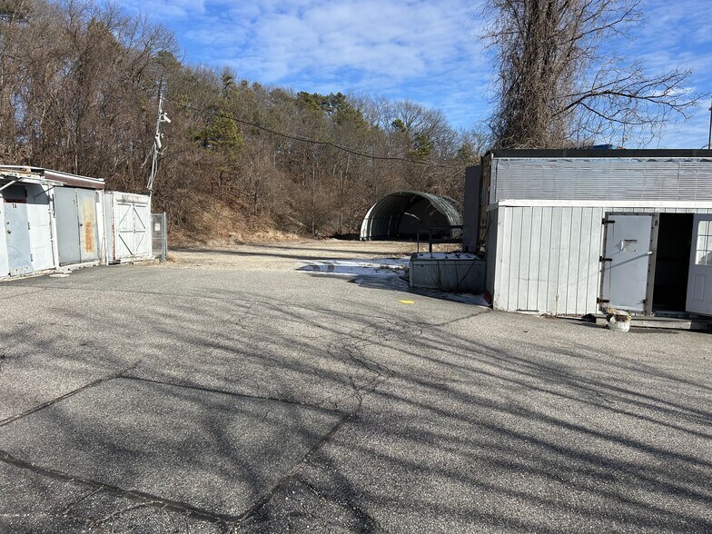 879 W Jericho Tpke, Smithtown, NY à louer - Photo de l’immeuble – Image 3 sur 20