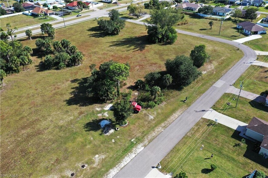 1623 16TH Ct, Cape Coral, FL à vendre - Photo de l’immeuble – Image 3 sur 5