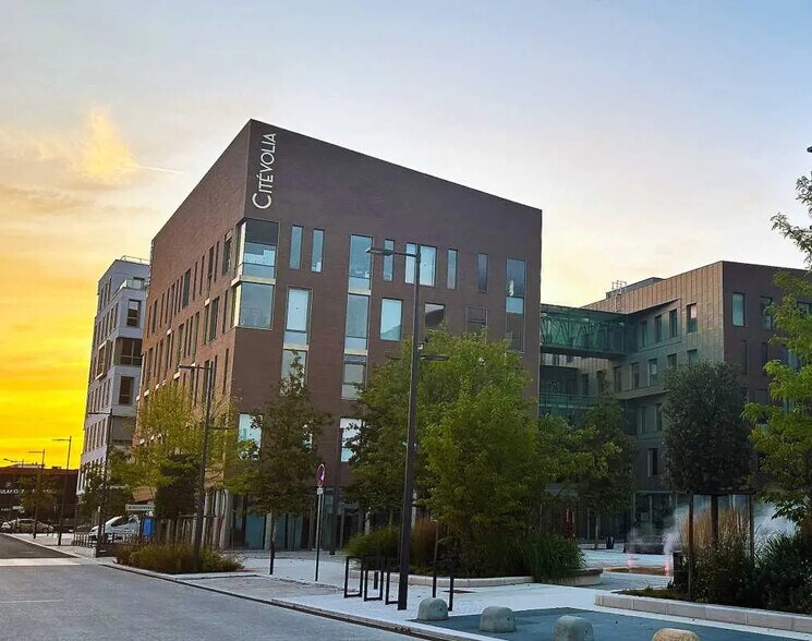 Bureau dans Fleury-les-Aubrais à louer - Photo de l’immeuble – Image 1 sur 8