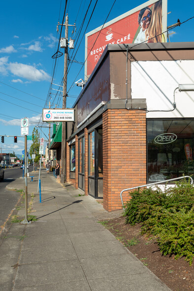 7110 NE Sandy Blvd, Portland, OR à louer - Photo de l’immeuble – Image 3 sur 12