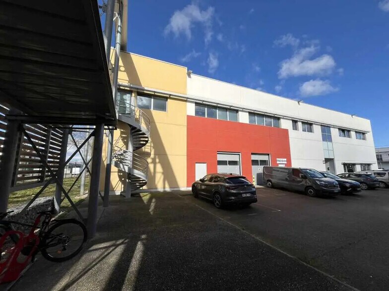 50 Rue Jean Zay, Saint-Priest à louer - Photo de l’immeuble – Image 3 sur 12