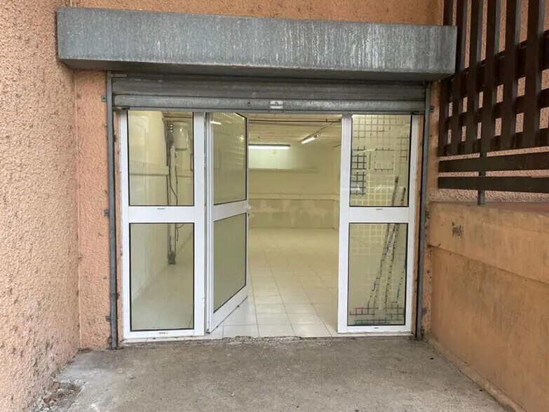 Local commercial dans Saint-Jean à vendre - Photo de l’immeuble – Image 3 sur 11