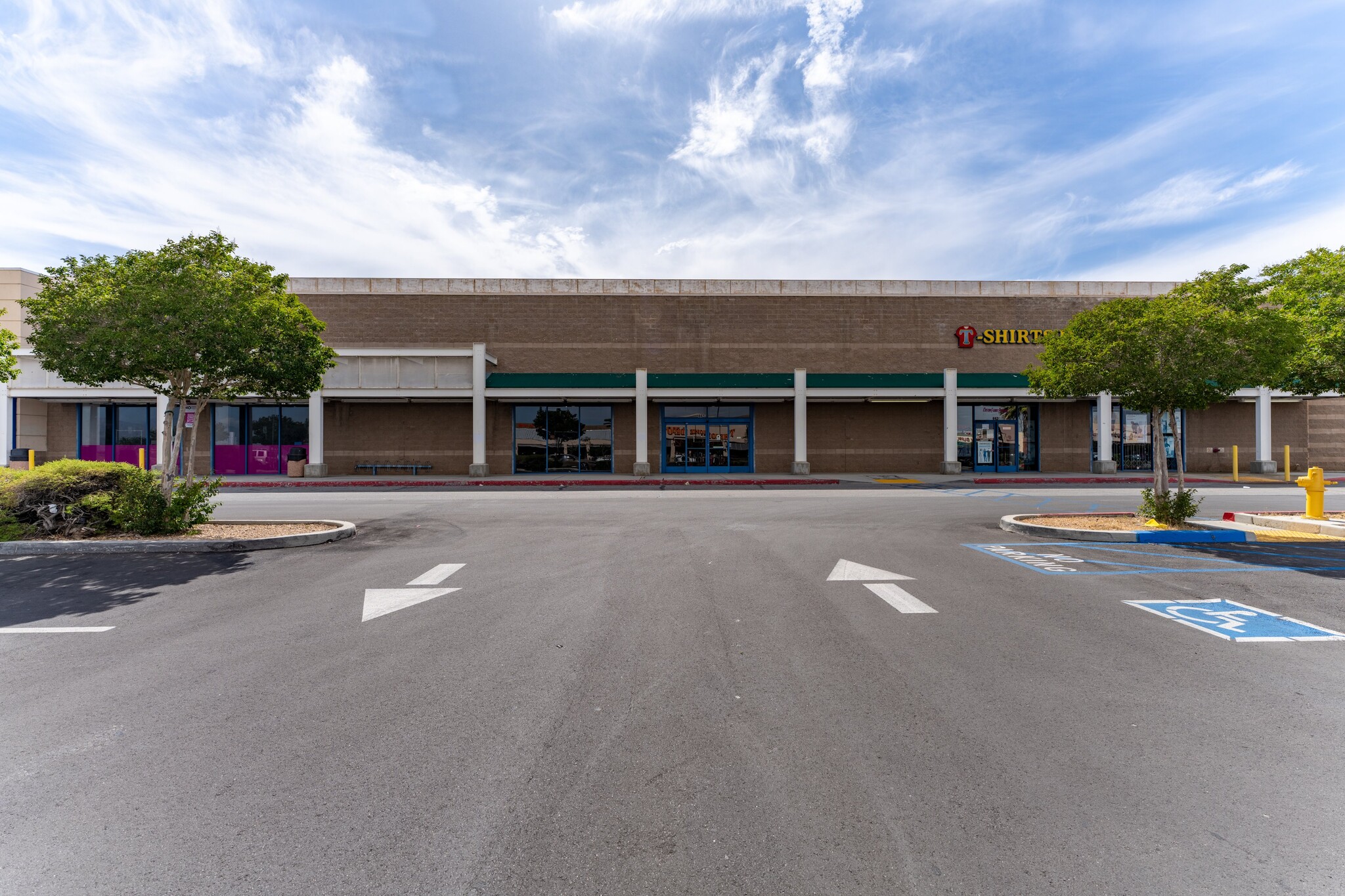330 W Rancho Vista Blvd, Palmdale, CA à louer Photo de l’immeuble– Image 1 sur 16