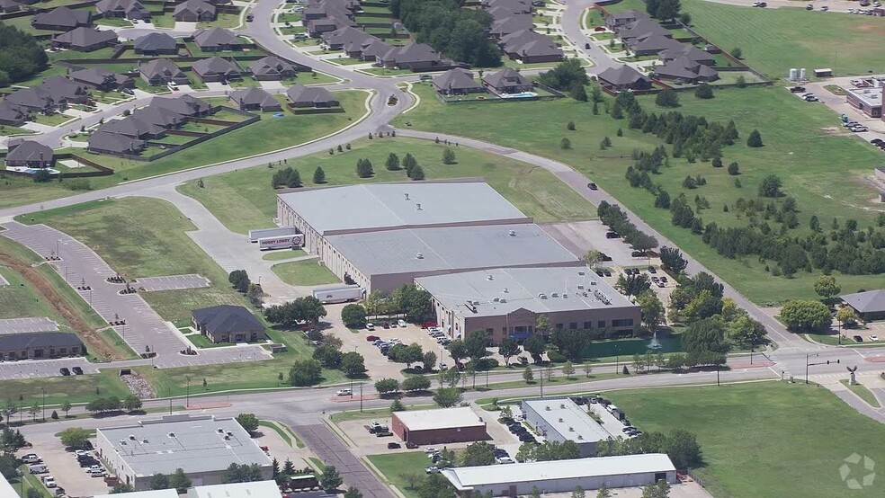 2101 S Kelly Ave, Edmond, OK à louer - Vidéo aérienne – Image 2 sur 7