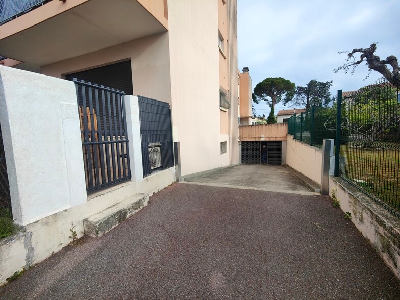 Avenue Des Muriers, Cannes à louer - Photo de l’immeuble – Image 3 sur 3