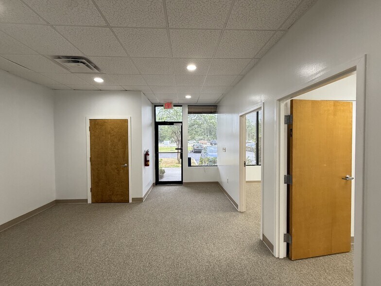 6408 W Linebaugh Ave, Tampa, FL à louer - Photo de l’immeuble – Image 2 sur 12