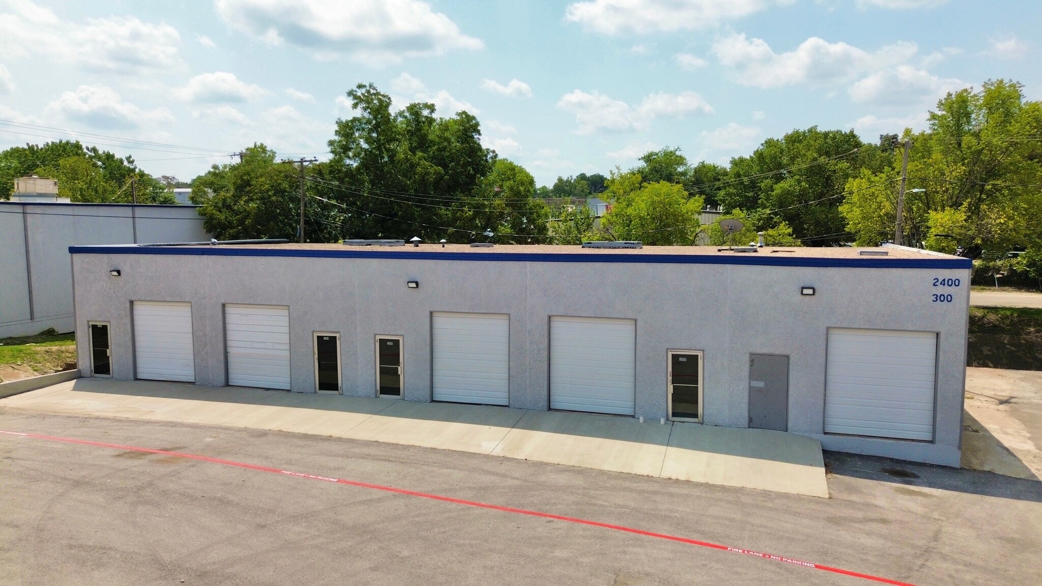 2402-2404 Blue Smoke Ct, Fort Worth, TX à louer Photo de l’immeuble– Image 1 sur 4