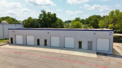 2402-2404 Blue Smoke Ct, Fort Worth, TX à louer Photo de l’immeuble– Image 1 sur 4
