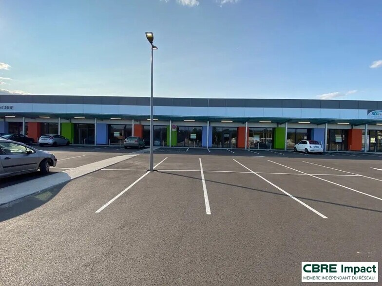Local commercial dans Pont-Sainte-Marie à louer - Photo de l’immeuble – Image 2 sur 7