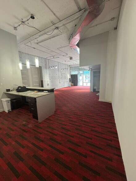 906 W Belmont Ave, Chicago, IL à louer - Photo de l’immeuble – Image 3 sur 11