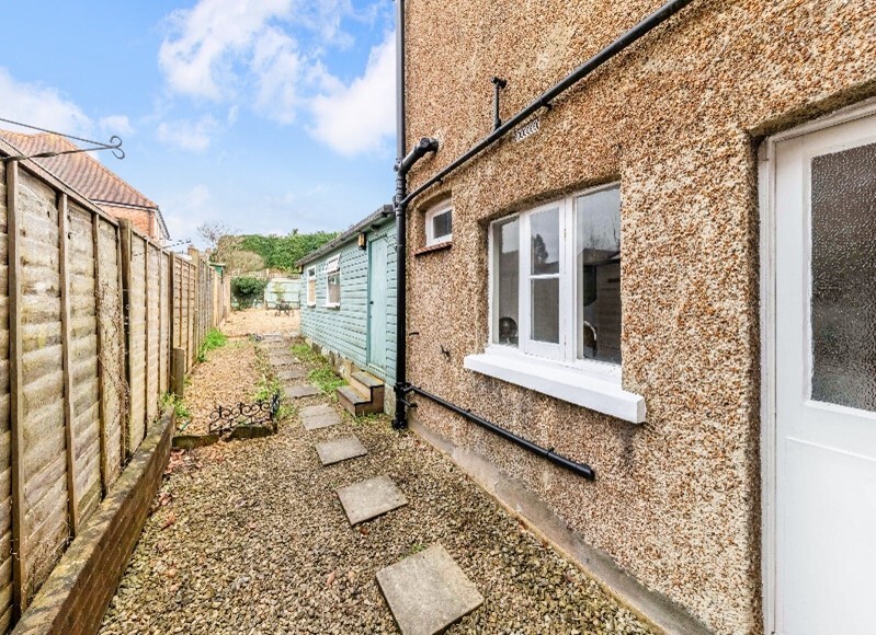 24 Walton St, Walton On The Hill à vendre - Photo de l’immeuble – Image 3 sur 10