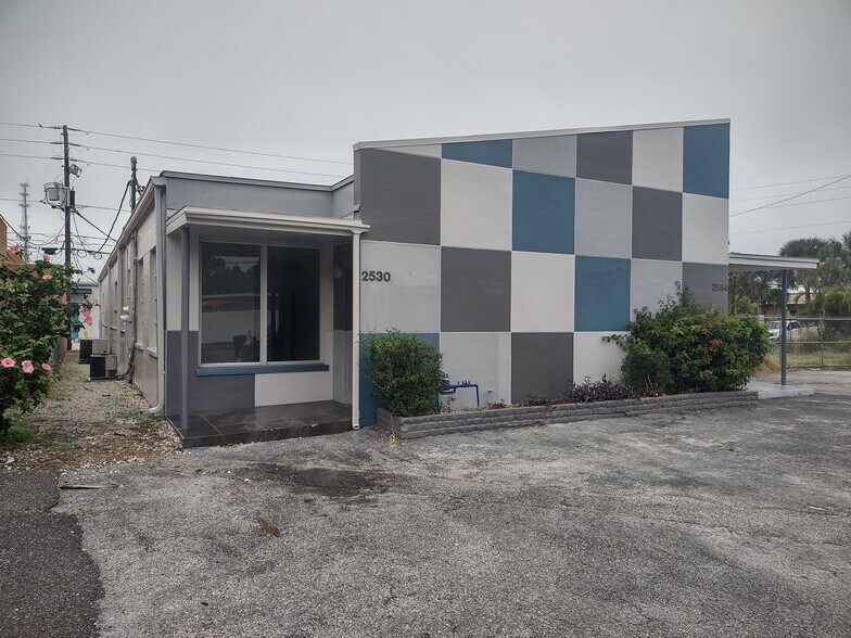 2530 22nd St N, Saint Petersburg, FL à louer - Photo de l’immeuble – Image 1 sur 18