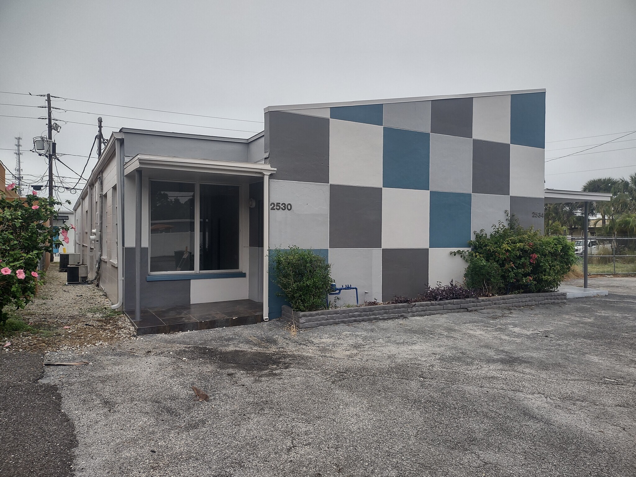 2530 22nd St N, Saint Petersburg, FL à louer Photo de l’immeuble– Image 1 sur 19