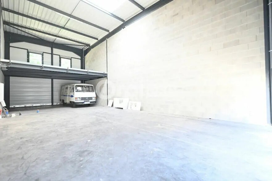 Local d’activités dans Vénissieux à louer - Photo intérieure – Image 2 sur 7