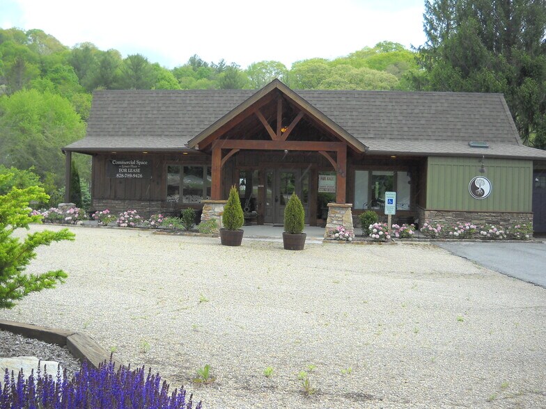 444 Beech Mountain Pky, Beech Mountain, NC à louer - Photo principale – Image 1 sur 31