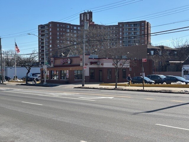 220-10 Northern Blvd, Bayside, NY à vendre - Photo de l’immeuble – Image 2 sur 3