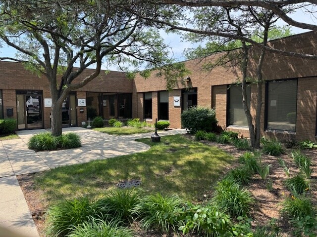 4255 Westbrook Dr, Aurora, IL à louer - Photo de l’immeuble – Image 2 sur 40
