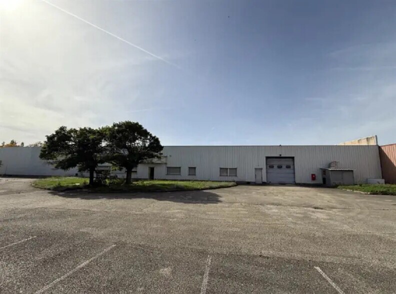 Local d'activités dans Bron à vendre - Photo de l’immeuble – Image 1 sur 6