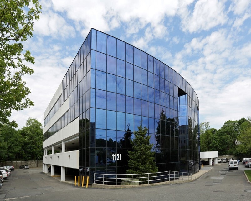 1121 Walt Whitman Rd, Melville, NY à louer Photo principale– Image 1 sur 7