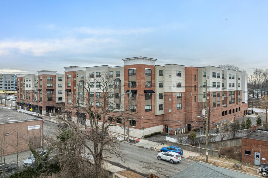 307 W Elizabeth Ave, Linden, NJ à louer - Photo principale – Image 1 sur 65