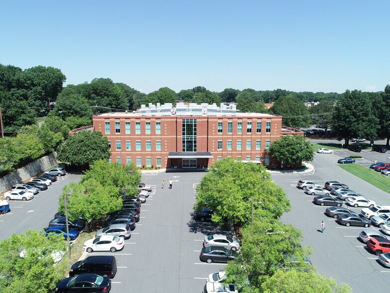 309 S Sharon Amity Rd, Charlotte, NC à louer - Photo de l’immeuble – Image 1 sur 14