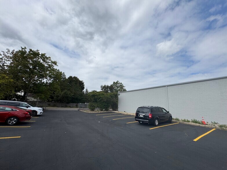 130-138 Railroad St, Huntington Station, NY à louer - Photo de l’immeuble – Image 2 sur 10