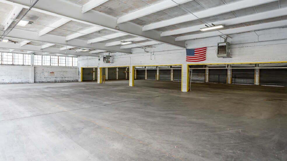 273 Meserole Ave, Brooklyn, NY à vendre - Photo intérieure – Image 2 sur 8