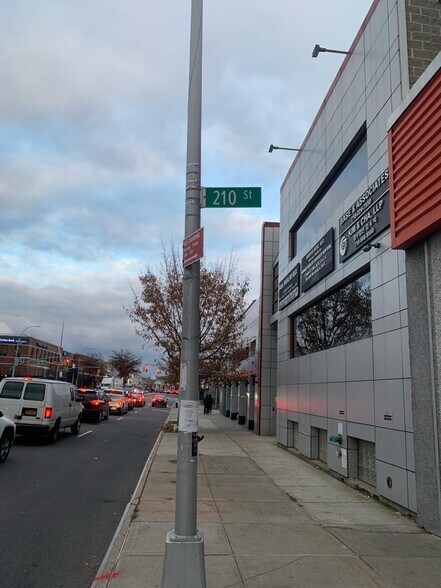210-12 Northern Blvd, Bayside, NY à vendre - Photo de l’immeuble – Image 3 sur 15