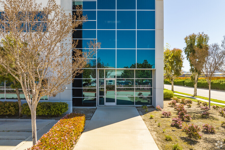 13112 Santa Ana Ave, Fontana, CA à louer - Photo de l’immeuble – Image 3 sur 6