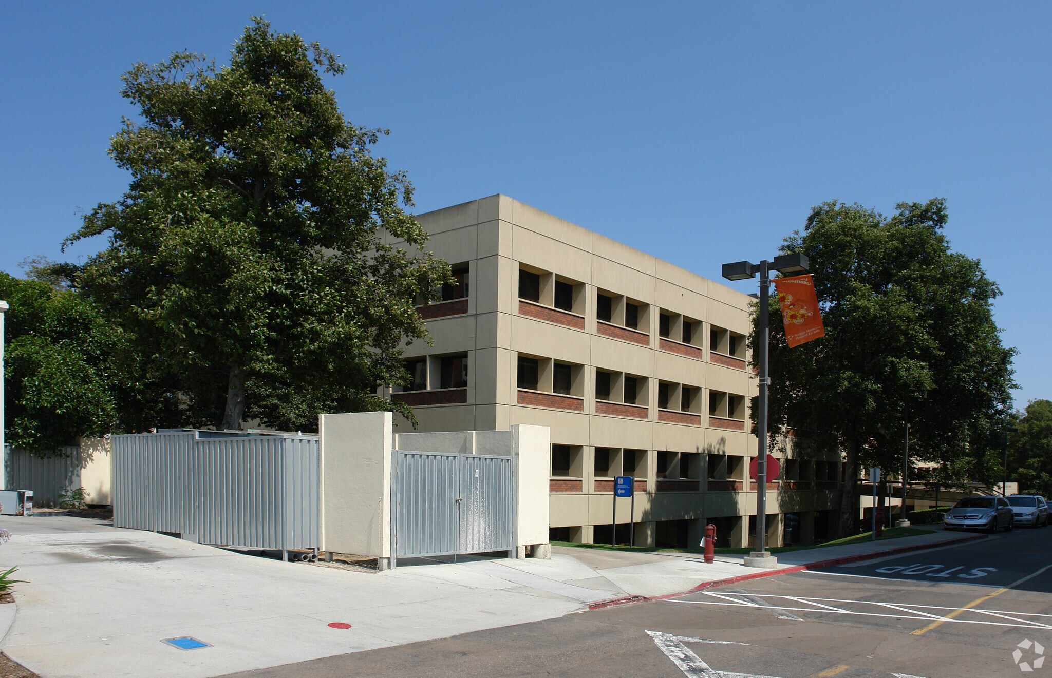 9834 Genesee Ave, La Jolla, CA à louer Photo principale– Image 1 sur 3