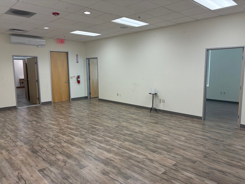 15342 El Prado Rd, Chino, CA à louer - Photo de l’immeuble – Image 2 sur 12