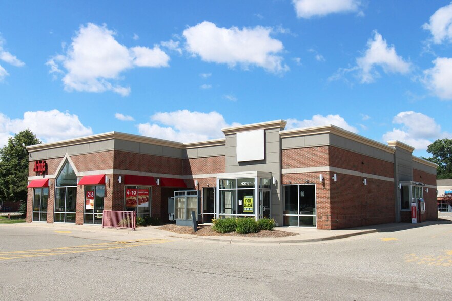 43761 Schoenherr Rd, Sterling Heights, MI à louer - Photo de l’immeuble – Image 2 sur 8