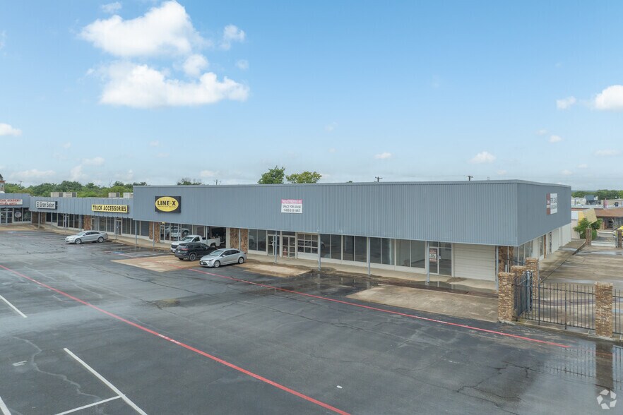 8101-8155 W Camp Bowie Blvd, Fort Worth, TX à louer - Photo de l’immeuble – Image 2 sur 25