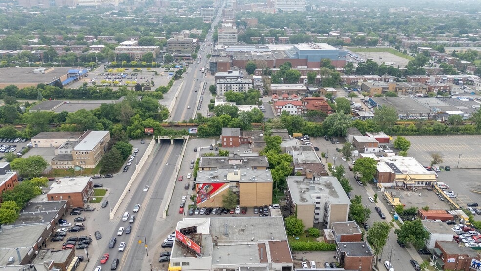 7070 Chem. de la Côte-des-Neiges, Montréal, QC à vendre - Aérien – Image 3 sur 3