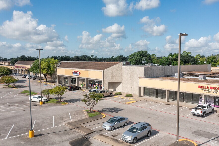 6-18 Uvalde Rd, Houston, TX à louer - Photo de l’immeuble – Image 3 sur 6