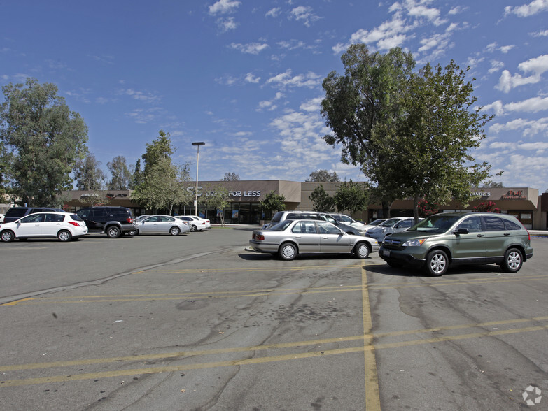 2845 Cochran St, Simi Valley, CA à louer - Photo de l’immeuble – Image 3 sur 7