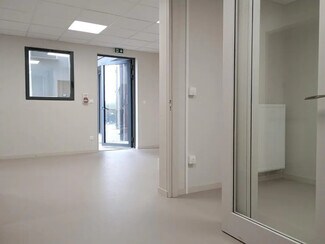 Plus de détails pour 27 Place Du Château, Montluel - Local d'activités à louer