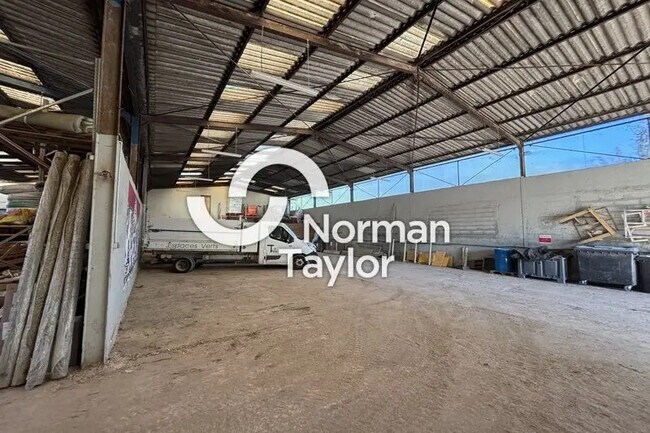 Plus de détails pour Local d'activités à louer