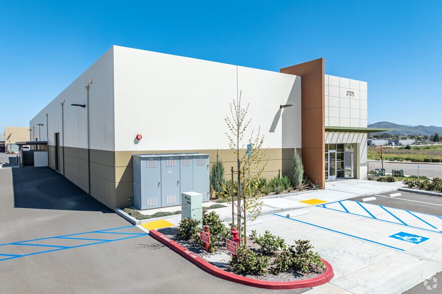 37375 Industry Way, Murrieta, CA à louer - Photo de l’immeuble – Image 3 sur 7