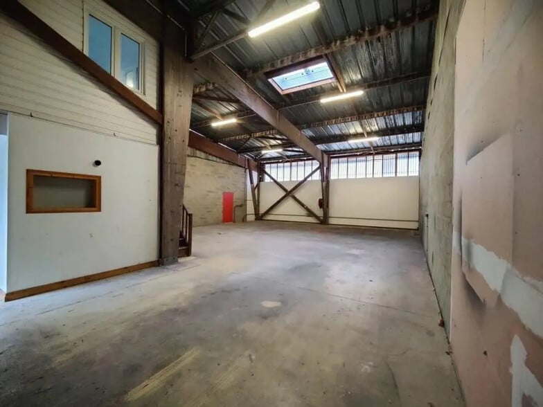 Local d’activités dans Saint-Pierre-lès-Elbeuf à louer - Photo intérieure – Image 3 sur 3
