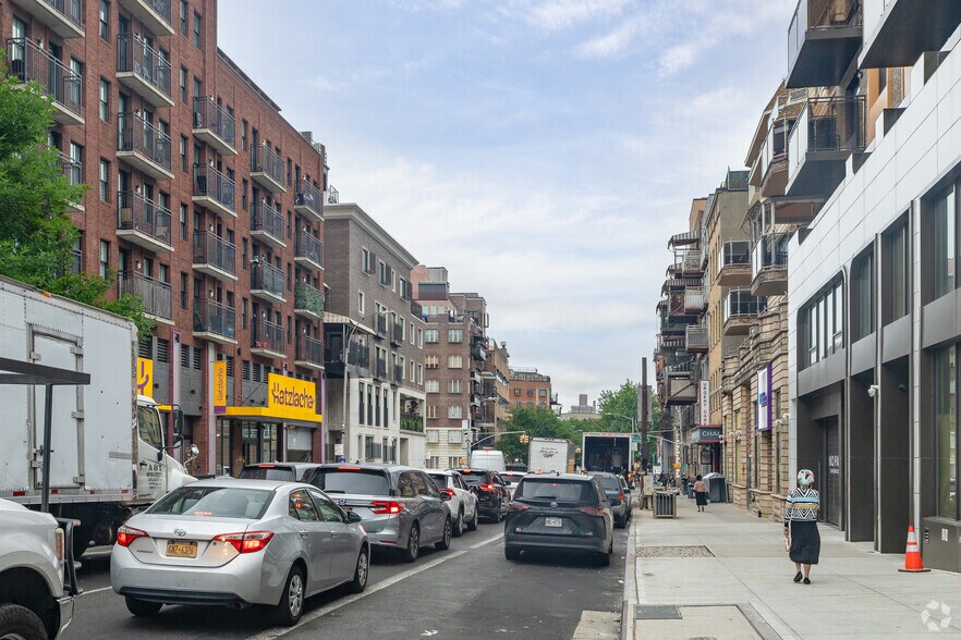747 Bedford Ave, Brooklyn, NY à louer - Photo de l’immeuble – Image 2 sur 11
