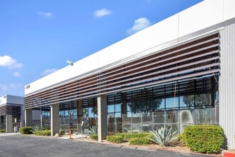 24935 Avenue Kearny, Valencia, CA à louer Photo de l’immeuble– Image 2 sur 7